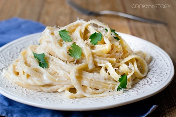 What are the best types of dishes for homemade Alfredo sauce?